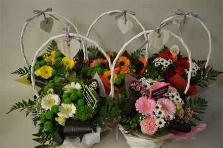 Срезанные цветы оптом Bouquet handle basket mix от 2шт из Голландии с доставкой по России