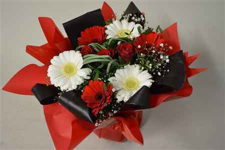 Срезанные цветы оптом Bouquet aqua foil red от 3шт из Голландии с доставкой по России