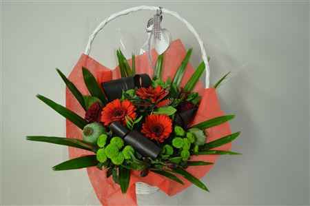 Срезанные цветы оптом Bouquet handle basket red от 2шт из Голландии с доставкой по России