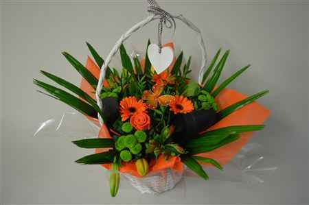 Срезанные цветы оптом Bouquet handle basket orange от 2шт из Голландии с доставкой по России