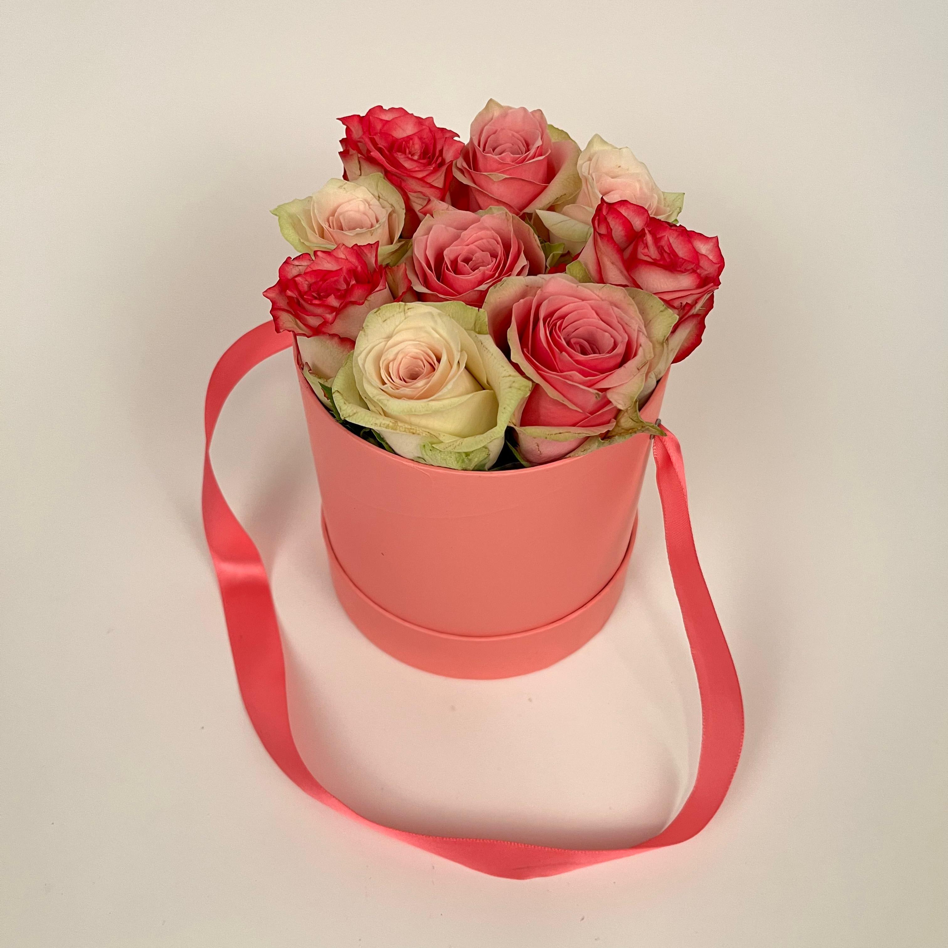 Срезанные цветы оптом Arr. Rose hatbox от 8шт из Голландии с доставкой по России