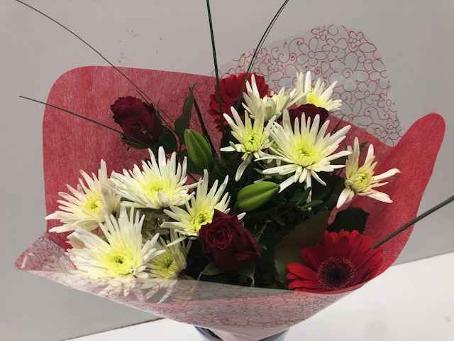 Срезанные цветы оптом Bouquet sensation red-white от 8шт из Голландии с доставкой по России