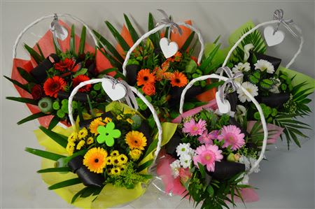 Срезанные цветы оптом Bouquet handle basket mix от 2шт из Голландии с доставкой по России