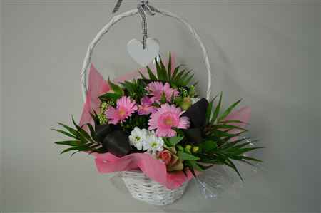 Срезанные цветы оптом Bouquet handle basket pink от 2шт из Голландии с доставкой по России